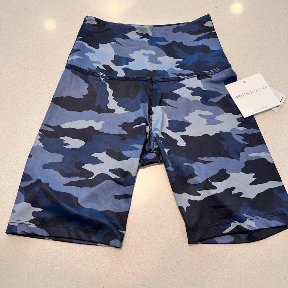 Beyond Yoga Navy Blue High-rise Camo Biker Shorts, Size S, NWT - Picture 2 of 7